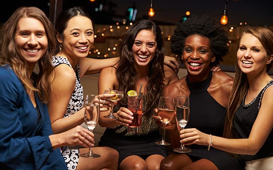 80% Of Lesbians Prefer Hooking Up Online To Meeting At Bars